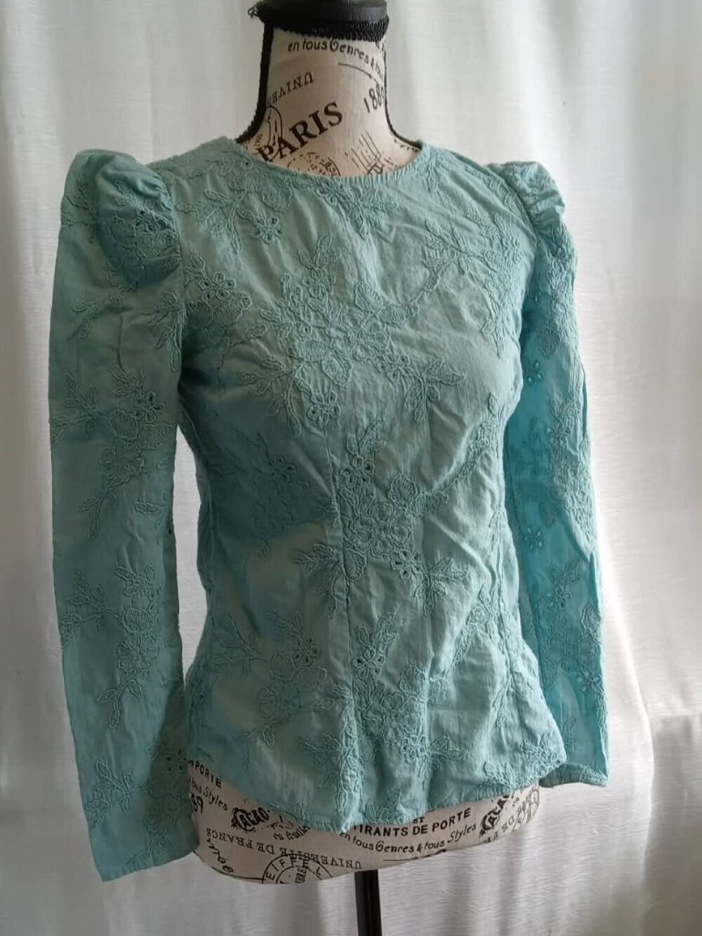 Vintage RW&CO. turquoise floral English lace long and puffy sleeves blouse